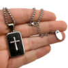 collar placa hombre mano