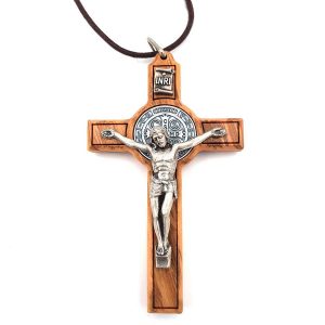 Penjoll crucifix amb Medalla de Sant Benet i cordó, 8 x 5 cm