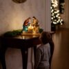 niño mirando pesebre